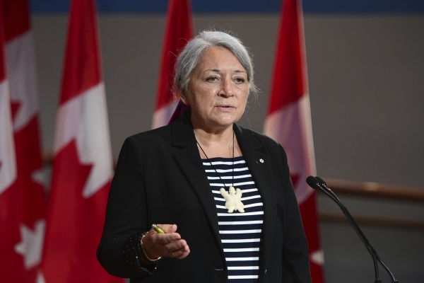 캐나다 최초의 원주민 출신 총독으로 임명된 메리 사이먼이 6일 퀘벡주 가티노에서 쥐스탱 트뤼도 총리가 자신을 총독으로 지명하는 것을 듣고 있다.AP/뉴시스