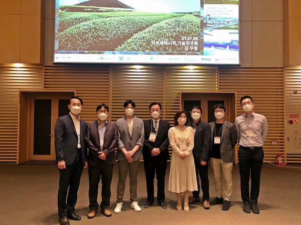 한국식품과학회 국제학술대회 아모레퍼시픽 산학심포지엄에서 발표한 각계 전문가들이 기념촬영을 하고 있다.