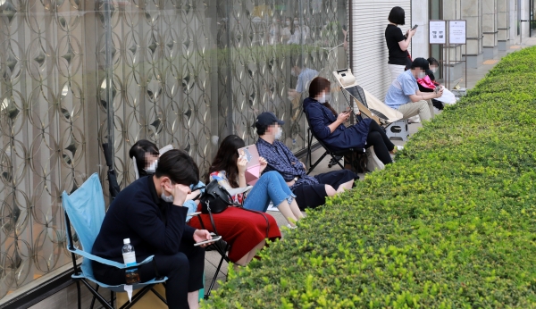 서울 중구 롯데백화점 앞에서 시민들이 샤넬 매장 입장을 위해 백화점 오픈시간 전부터 기다리고 있다.