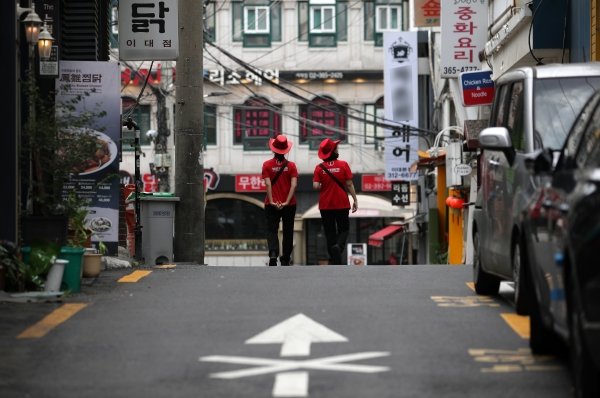 2일 오후 서울 서대문구 이화여자대학교 인근 방문객들이 텅빈 상권에서 관광안내원들이 걸어가고 있다. 뉴시스