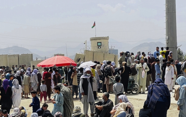 17일(현지시간) 수백 명의 사람이 아프가니스탄 카불 국제공항 밖에 모여 있다.AP/뉴시스