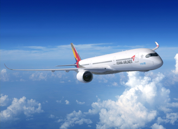 아시아나항공은 국제선 면세점을 이용할 수 있는 제주 관광비행을 운항한다고 밝혔다. 아시아나항공