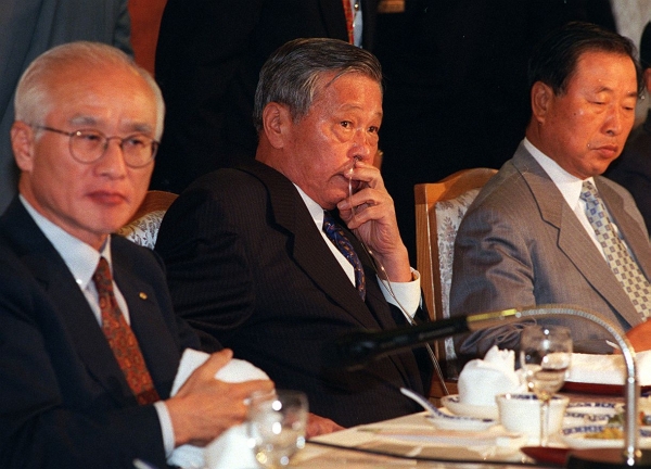 폐암수술을 받은 최종현(왼쪽 두번째) 회장이 IMF 구제금융 직전인 1997년 9월 산소 호흡기를 꽂은 채 전경련 회장단 회의에 참석한 모습.