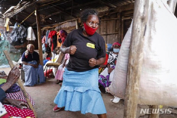 케냐 나이로비의 코로고초 빈민가의 한 여성이 성폭행범으로부터 스스로를 지키기 위해 태권도 훈련하고 있다. 뉴시스
