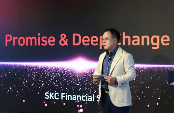 이완재 SKC 사장이 24일 인베스터 데이를 통해 2025년 글로벌 1위 모빌리티 소재 기업으로 비상하겠다는 내용의 파이낸셜 스토리를 설명하고 있다.SKC