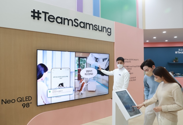 관람객들이 가전제품과 모바일 기기를 ‘스마트싱스’ 앱으로 연결해 하나의 팀처럼 유기적으로 제어하는 통합 서비스 ‘팀 삼성’을 체험하고 있다.