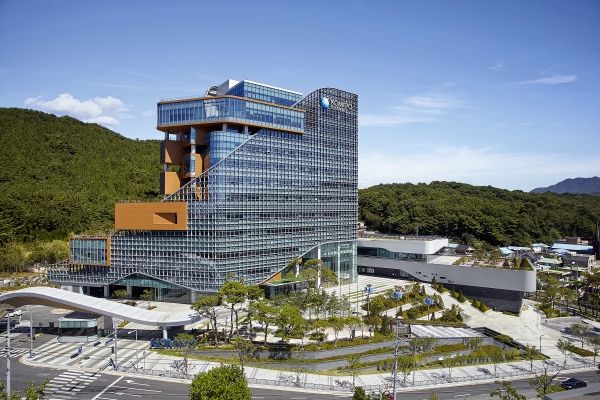한국중부발전이 오는 2023년까지 10억원이 넘는 예산을 투입해 건축물에서 석면자재를 제거한다.