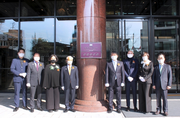 몬드리안 서울 이태원 5성 호텔 현판식에서 관계자들이 기념 촬영을 하고 있다.