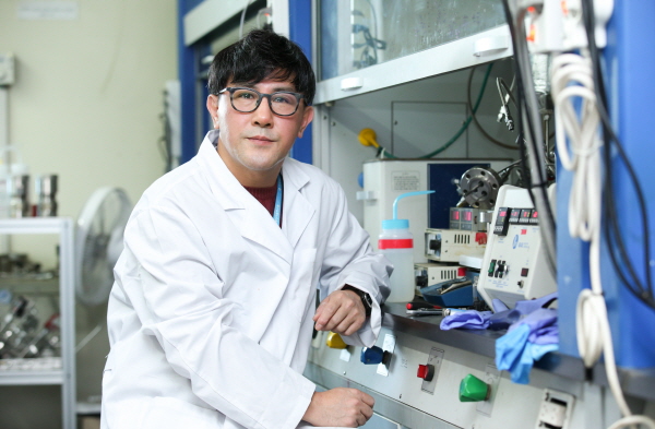 김용진 수석연구원이 실험을 진행하고 있다. 한국생산기술연구원