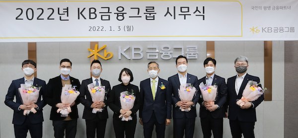 윤종규(가운데) KB금융 회장이 올해의 KB Star 賞을 수상한 직원들과 함께 기념촬영을 하고 있다.