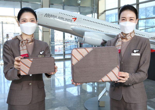 아시아나항공 승무원들이 회수한 유니폼을 이용해 제작한 업사이클링(Upcycling) 제품인 테블릿파우치를 소개하고 있다. 아시아나항공