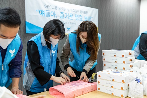 서울 양재동 SPC그룹 본사에서 임직원들이 인천 해성보육원에 전달할 명절 선물을 포장하고 있다.SPC