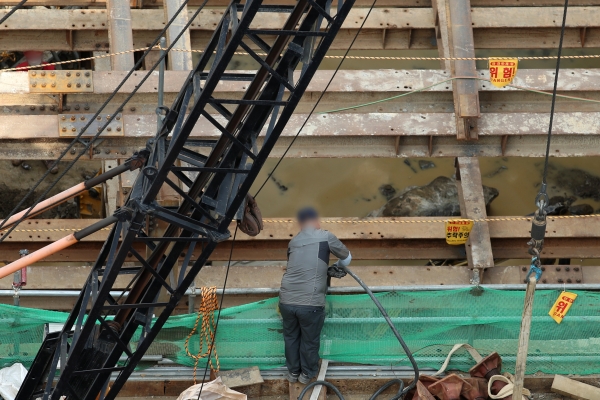 중대재해처벌법이 시행 100일을 맞은 6일 오전 서울 시내 한 건설현장에서 한 건설노동자가 안전모를 착용하지 않은 채 작업을 하고 있다.