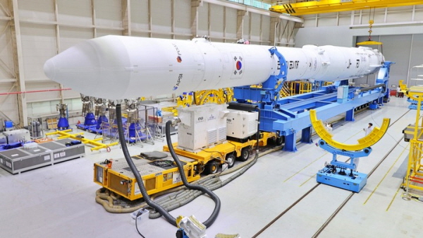 지난 6월 13일 전남 고흥군 나로우주센터 발사체조립동에서 한국형 우주발사체 '누리호'가 발사대 이송용 차량에 옮겨지고 있다. 뉴시스