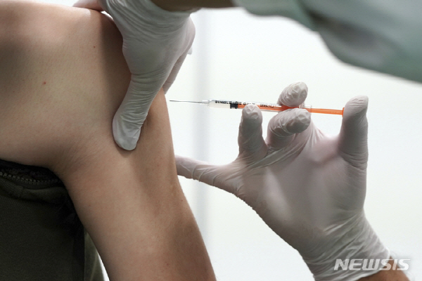 정부가 코로나19 가을 재유행을 대비해 차세대 백신 도입을 검토하고 있다. 뉴시스