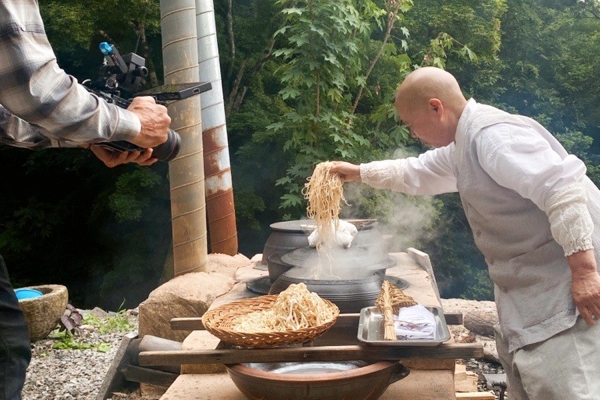 美 명문 요리학교 CIA가 백양사 천진암을 방문해 정관스님이 풀무원 두부와 두부면을 활용해 사찰음식을 요리하는 과정을 촬영하고 있다.
