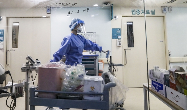 서울의 한 병원 코로나19 위중증 병동에서 의료진이 분주하게 움직이고 있다.