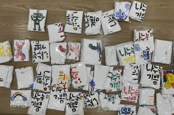 동국제약은 인사돌플러스 사랑봉사단이 국내외 소외계층 아이들을 돕기 위해 '사랑 티셔츠'를 제작해 기부했다고 밝혔다. 동국제약