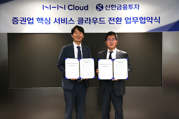 이영창(오른쪽) 신한금융투자 대표이사와 김동훈 NHN Cloud 공동대표가 업무협약 체결을 기념해 사진 촬영을 하고 있다.