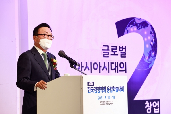 박현주 회장이 지난해 8월 2021 경영자대상을 수상하고 소감을 말하고 있다.경영자학회