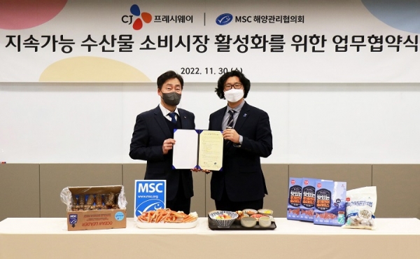 어제 30일, 서울 마포구 CJ프레시웨이 본사에서 박선호 CJ프레시웨이 상품·마케팅본부장(왼쪽)과 서종석 MSC 한국 대표(오른쪽)가 업무협약 기념사진 촬영에 임하고 있다. 사진=CJ프레시웨이