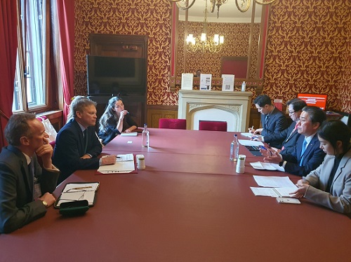 정승일 한전 사장(오른쪽 앞서 두번째)이 그랜트 샵스 영국 기업에너지산업전략부 장관(왼쪽 가운데)과 만나 영국 원전사업 참여를 위한 협력방안을 논의하고 있다.한전