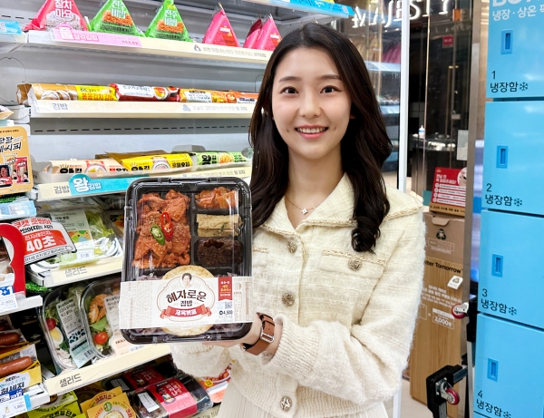 모델이 GS25가 15일 출시한 ‘혜자로운 집밥 제육볶음 도시락’을 들어보이고 있다.