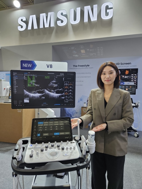 삼성 직원이 23일 서울 삼성동 코엑스에서 열린 ‘제 38회 국제의료기기·병원설비전시회’ 삼성 부스에서 프리미엄 초음파 진단기기 ‘V8’을 선보이고 있다. 삼성전자