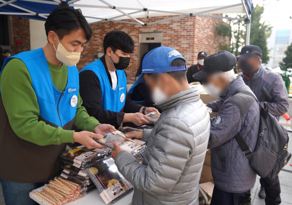 GS25가 지난 23일, 29일 양일에 걸쳐 경기도 성남시에 위치한 안나의 집에 김혜자 도시락 1100인분을 기부했다