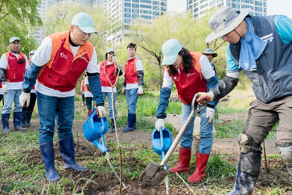 SK네트웍스 창립 70주년을 맞이해 이호정(앞줄 왼쪽) 대표와 구성원들이 여의샛강공원에서 숲 가꾸기 봉사활동을 하고 있다.SK네트웍스