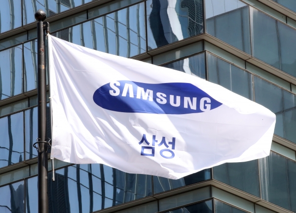 서울 서초구 삼성전자 서초사옥의 깃발이 바람에 휘날리고 있다.&lt;뉴시스&gt;