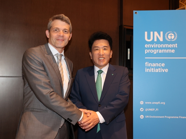 함영주 하나금융그룹 회장(사진 오른쪽)이 에릭 어셔(Eric Usher) UNEP FI 대표(사진 왼쪽)와 악수를 나누며 인사를 하고 있다.