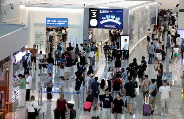 지난 18일 오후 인천국제공항 제1여객터미널이 여행객들로 북적이고있다.