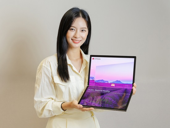 LG디스플레이 모델이 17인치 폴더블 노트북용 OLED를 소개하고 있다.LG디스플레이