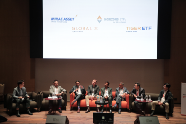 지난 5월말 한국에서 열린 ‘ETF Rally 2023’에서 미래에셋 글로벌 ETF 임직원들이 함께 글로벌 비즈니스 시너지 창출 방안을 논의하고 있다.미래에셋자산운용