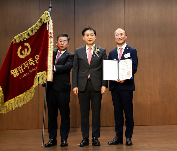 김대웅(맨 오른쪽) 웰컴저축은행 대표와 김주현(왼쪽에서 두 번째) 금융위원장이 기념촬영을 하고 있다.
