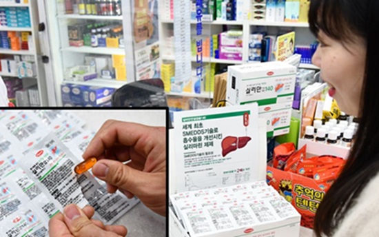 한 약국 방문 고객이‘실리만140’을 구매하고 있다. 왼쪽 하단 사진은 1개씩 포장돼 있는 파우치를 개봉한 모습.한미약품