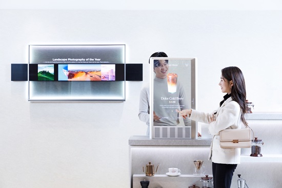 LG디스플레이 모델이 ‘30인치 투명 OLED’를 적용한 매장용 콘셉트를 소개하고 있다.LG디스플레이