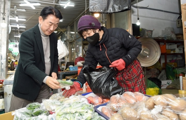 김동근 의정부시장, 전통시장 방문해 민생 살펴. 의정부시