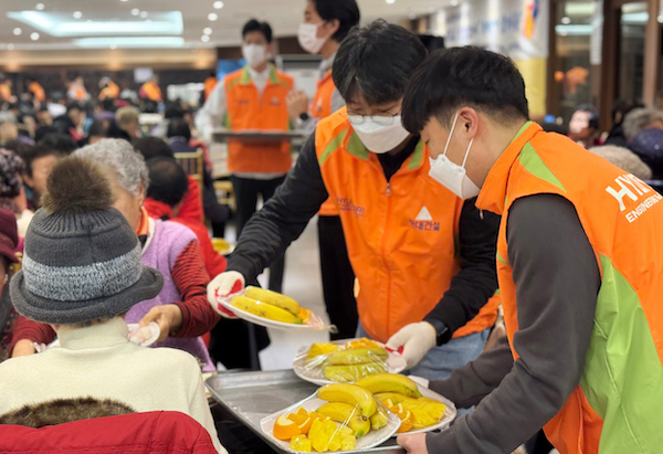 지난 1일 설 맞이 경로 행사에 현대건설 임직원들이 자원봉사자로 참여해 배식 봉사를 하고 있다.