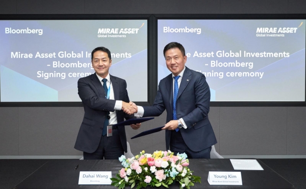 15일 블룸버그 한국 을지로 본사에서 미래에셋자산운용 김영환 사장(오른쪽)과 블룸버그 북아시아 총괄 대표 다하이 왕(왼쪽)이 글로벌 비즈니스 확장을 위한 업무협약(MOU)을 체결했다.