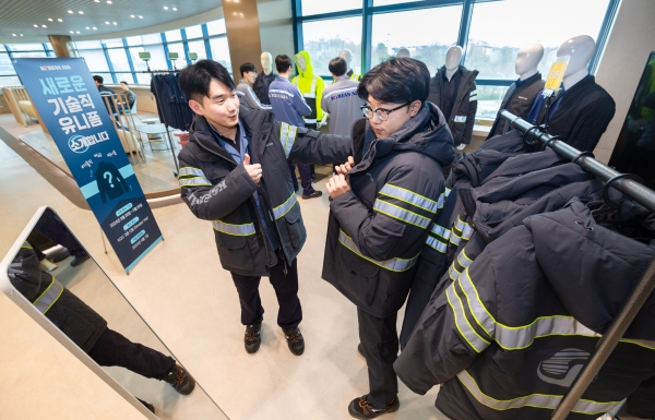 대한항공이 직원들이 서울 강서구 본사에서 4월 1일부터 새로 지급되는 안전 현장 유니폼을 시착하고 있다.대한항공