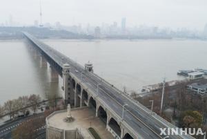 텅 빈 우한 양쯔강 다리...차량 통행 거의 없어
