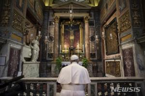 프란치스코 교황 "코로나19를 종식시켜 주소서" 기도