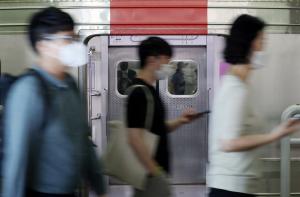 “감염병 돌 때 열차서 마스크 안 쓰면, 과태료 물 수 있어요”