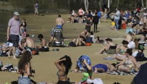 섭씨 25도 따뜻한 영국…“더운 봄에 코로나 급증할라”