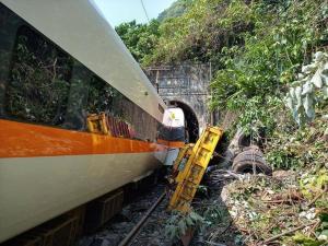 대만 최악의 열차 충돌·탈선 사고…사상자 100여명 추산