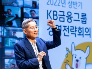 윤종규 KB금융 회장 '친환경 금융', 글로벌 무대서 성과 내다