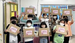 포스코건설, 어린이날 앞두고 인천 아동센터에 문구류 선물세트 전달