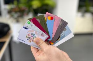 카드사, 연회비 고수익 ‘프리미엄 카드’로 악화 뚫는다